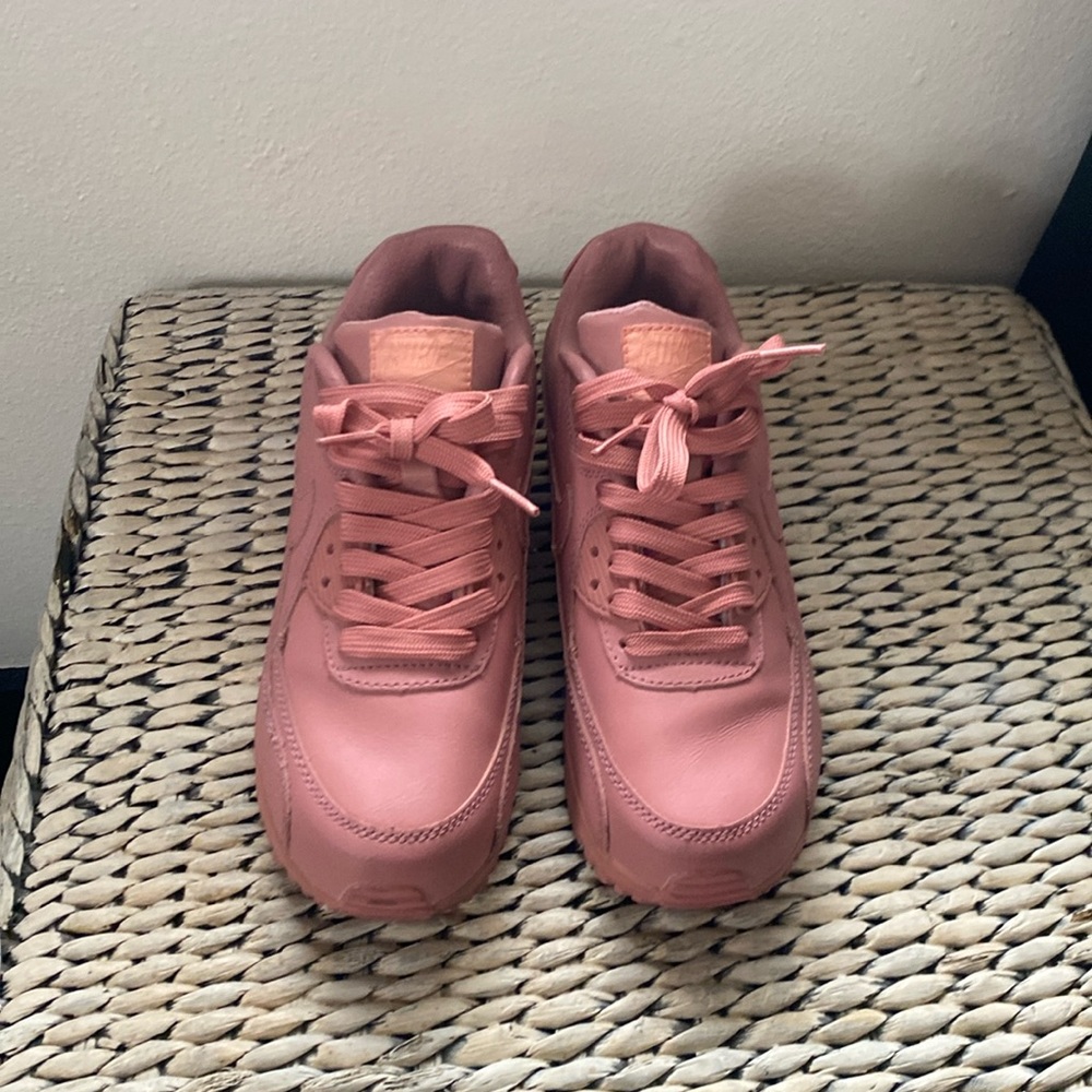 Pink Nike Air Max sneakers 💕